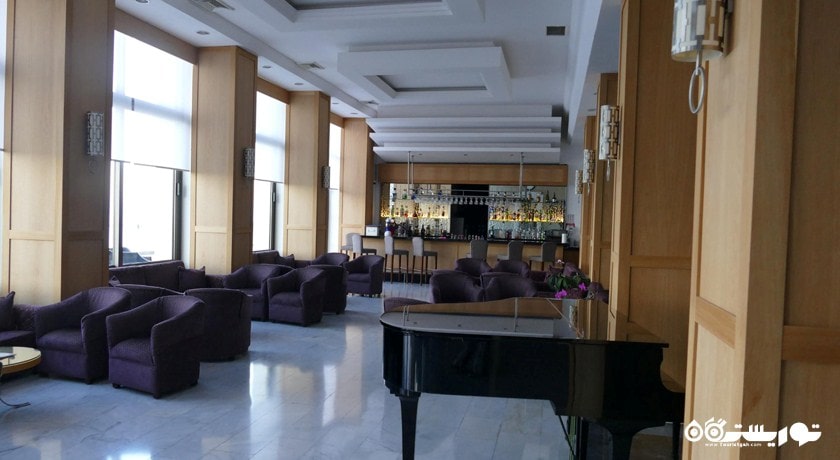 نمای بار لابی هتل کرومار